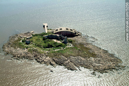 Isla de la Libertad en la bahía de Montevideo, próxima al Cerro. - Departamento de Montevideo - URUGUAY. Foto No. 5256