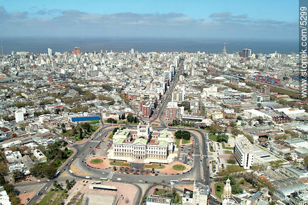 Palacio Legislativo. Vista al sur. Avenida del Libertador. - Departamento de Montevideo - URUGUAY. Foto No. 5299