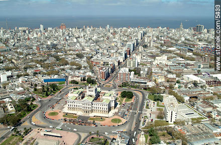 Palacio Legislativo. Vista al sur. Avenida del Libertador. - Departamento de Montevideo - URUGUAY. Foto No. 5300
