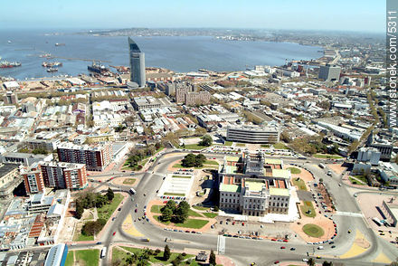 Palacio Legislativo - Torre Antel - Departamento de Montevideo - URUGUAY. Foto No. 5311