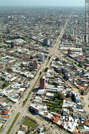 Bulevar Batlle y Ordóñez (ex Propios) y Av. Italia (segundo cruce) - Departamento de Montevideo - URUGUAY. Foto No. 5338