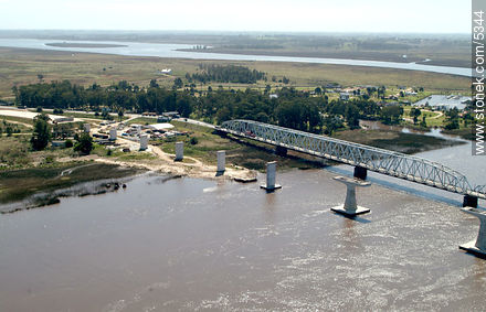 Puentes viejo y nuevo sobre el Río Santa Lucía - Departamento de Montevideo - URUGUAY. Foto No. 5344