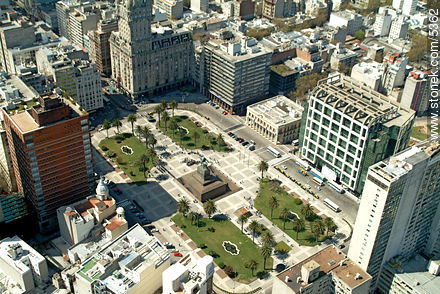 Independence Square. Right: Ciudadela building. - Department of Montevideo - URUGUAY. Photo #5362