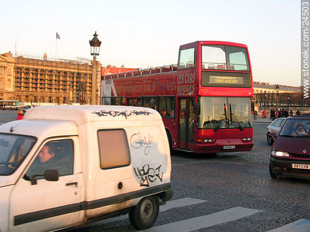 Les Cars Rouges para turistas en la Place de la Concorde. - París - FRANCIA. Foto No. 24503