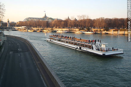 Voie Georges Pompidou. Bateau Mouche en el río Sena. Al fondo: Grand Palais. - París - FRANCIA. Foto No. 24486
