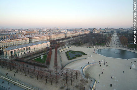 Jardines de Tuileries en invierno. A lo lejos el Musée du Louvre. - París - FRANCIA. Foto No. 24468
