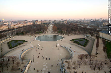 Jardines de Tuileries en invierno. A lo lejos el Musée du Louvre. - París - FRANCIA. Foto No. 24467