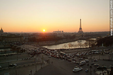 Manifestación en la Place de la Concorde. Río Sena. Tour Eiffel. - París - FRANCIA. Foto No. 24466