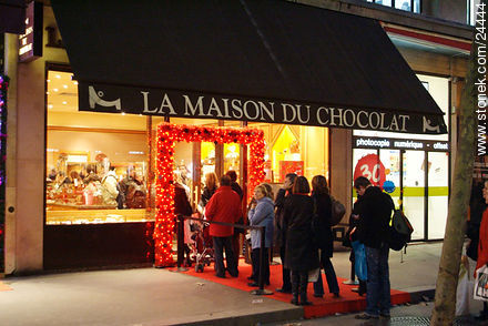 Fila en la Maison du Chocolat. - París - FRANCIA. Foto No. 24444