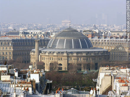 Al fondo se ve el Arc du Triomphe - París - FRANCIA. Foto No. 24674