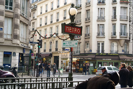 Rue Beaubourg, rue Rambuteau. Acceso al subterráneo. - París - FRANCIA. Foto No. 24709