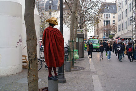 Mimo en la plaza G. Pompidou - París - FRANCIA. Foto No. 24730