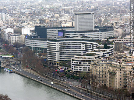 El edificio circular de atrás es la Maison de Radio France. - París - FRANCIA. Foto No. 24860