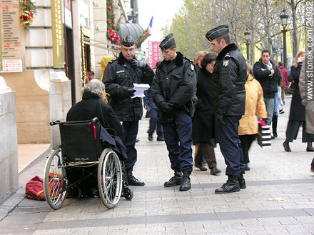 Policías parisinos pidiendo papeles a un discapacitado. - París - FRANCIA. Foto No. 24932
