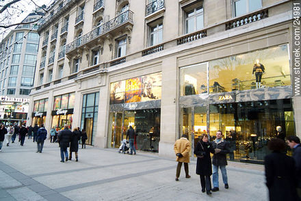 Zara en Champs Elysées - París - FRANCIA. Foto No. 24981