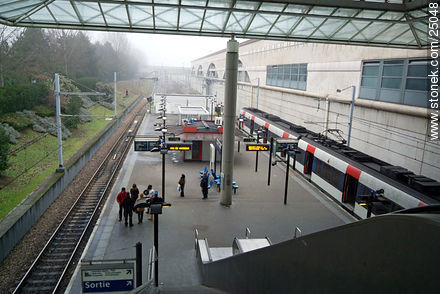 RER en la estación de Eurodisney - París - FRANCIA. Foto No. 25048