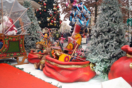 Adornos navideños en Eurodisney - París - FRANCIA. Foto No. 25063