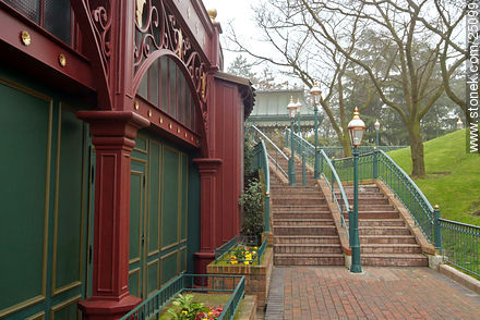Acceso a una estación de tren de paseo en Eurodisney - París - FRANCIA. Foto No. 25099
