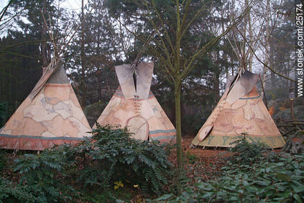 Carpas indígenas en Eurodisney - París - FRANCIA. Foto No. 25174