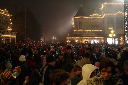 Muchedumbre al finalizar el desfile de Navidad en Eurodisney - París - FRANCIA. Foto No. 25235