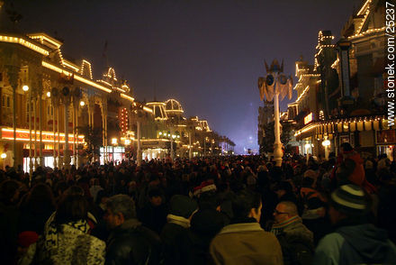 Muchedumbre al finalizar el desfile de Navidad en Eurodisney - París - FRANCIA. Foto No. 25237