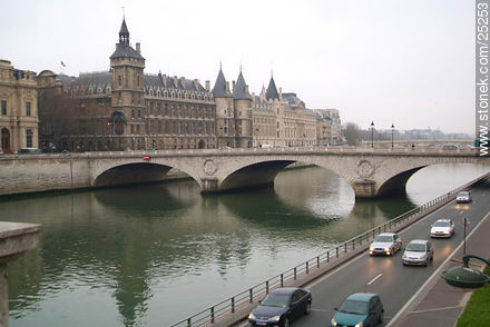 Pont au Change a la Île de la Cité. La Conciergerie. - París - FRANCIA. Foto No. 25253