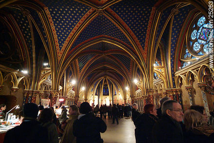 Interior de la Sainte Chapelle con turistas. - París - FRANCIA. Foto No. 25263