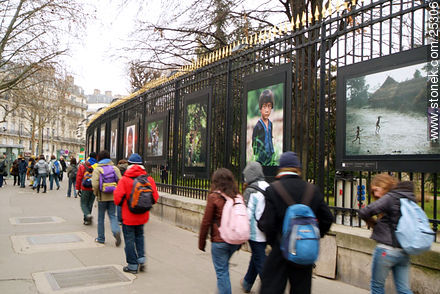 Rue de Medicis. Exposición fotográfica en las rejas de los jardines de Luxembourg. - París - FRANCIA. Foto No. 25306