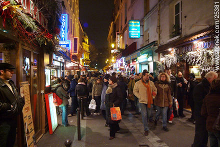Peatonal del Barrio Latino, próximo a la fuente St. Michel - París - FRANCIA. Foto No. 25381