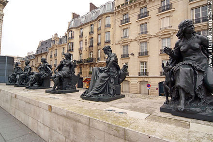 Esculturas de mujeres en el Musée d'Orsay - París - FRANCIA. Foto No. 25712