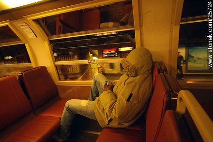 Pasajero con celular en el RER - París - FRANCIA. Foto No. 25724