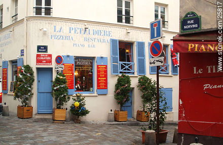 Rue Poulbot. Rue Norvins - Paris - FRANCE. Photo #25817
