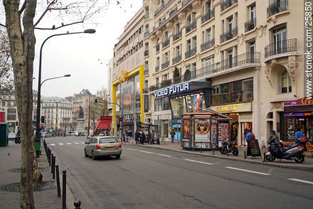 Bd. de Clichy. Al fondo, la Place de Clichy - París - FRANCIA. Foto No. 25850