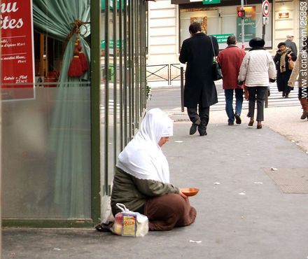 Mendiga en la Place de Clichy - París - FRANCIA. Foto No. 25853