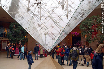 Musée du Louvre. Adentro de la pirámide - París - FRANCIA. Foto No. 25882