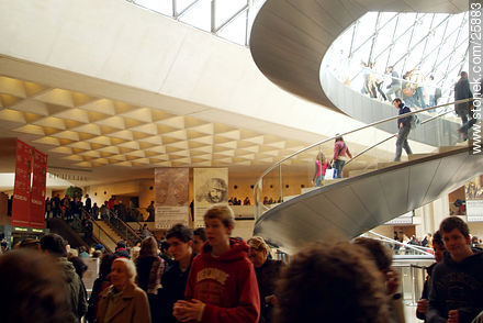 Ingreso al museo. Debajo de la Pirámide - París - FRANCIA. Foto No. 25883