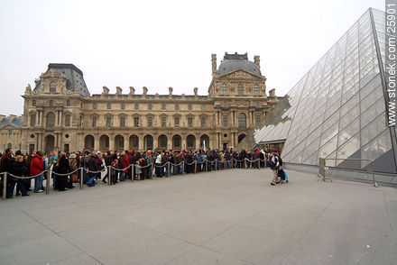 Musée du Louvre. Fila para el ingreso - París - FRANCIA. Foto No. 25901