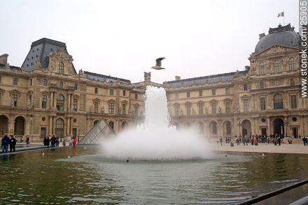 Fuente en el Musée du Louvre - París - FRANCIA. Foto No. 25905