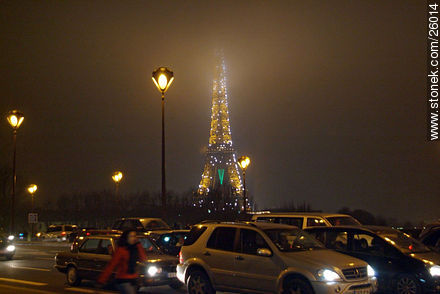 Pont de L'Alma. Tour Eiffel. Hasta diez minutos después de la hora en punto titilan luces. - París - FRANCIA. Foto No. 26014