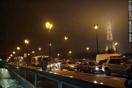 Pont de L'Alma. Tour Eiffel. Hasta diez minutos después de la hora en punto titilan luces. - París - FRANCIA. Foto No. 26015