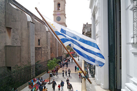 Bandera uruguaya en la peatonal Sarandí - Departamento de Montevideo - URUGUAY. Foto No. 17384