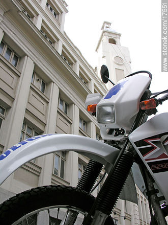Motocicleta policial con el fondo del Correo Central - Departamento de Montevideo - URUGUAY. Foto No. 17551