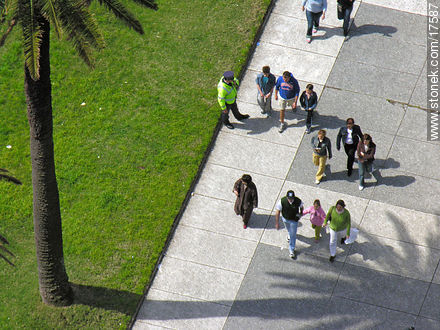 Transeuntes en la Plaza Independencia - Departamento de Montevideo - URUGUAY. Foto No. 17587