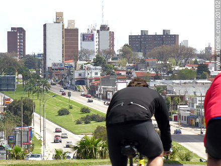 Ciclista en Av. Italia - Departamento de Montevideo - URUGUAY. Foto No. 20102