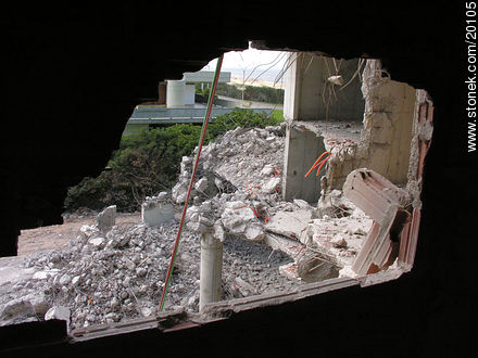 Demolición de edificio - Punta del Este y balnearios cercanos - URUGUAY. Foto No. 20105