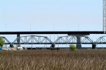 Puentes nuevo y antiguo del río Santa Lucía - Departamento de Montevideo - URUGUAY. Foto No. 22745