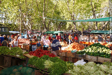 Feria del barrio Peñarol en la Av. Aparicio Saravia - Departamento de Montevideo - URUGUAY. Foto No. 22780