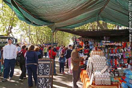 Feria del barrio Peñarol en la Av. Aparicio Saravia - Departamento de Montevideo - URUGUAY. Foto No. 22781