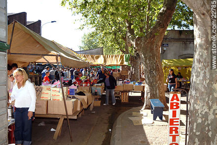 Feria del barrio Peñarol en la Av. Aparicio Saravia - Departamento de Montevideo - URUGUAY. Foto No. 22785