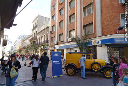 Antiguo auto del Correo - Departamento de Montevideo - URUGUAY. Foto No. 22915